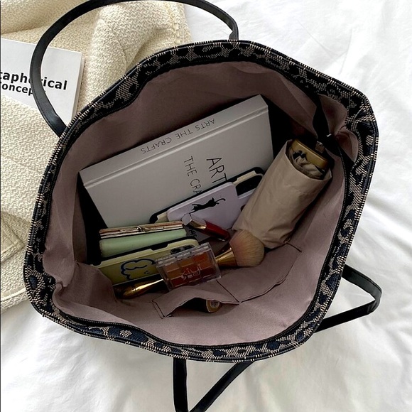 Leopard Tote 🖤 - Picture 2 of 4